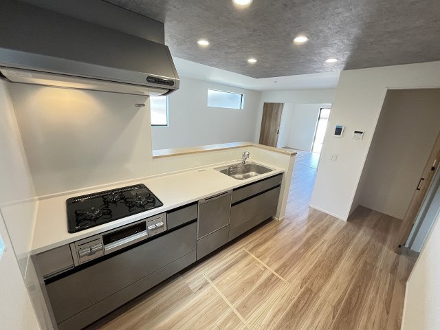 【キッチン】 | 福岡市東区高美台1丁目3期　1号棟（全2棟）【仲介手数料無料・0円】 | 施工例。施工例は完成時と異なる場合があります。
