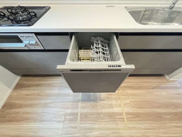 【キッチン】 | 福岡市東区高美台1丁目3期　1号棟（全2棟）【仲介手数料無料・0円】 | 施工例。施工例は完成時と異なる場合があります。