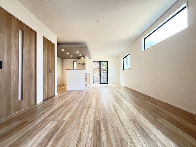 【内装】 | 福岡市東区高美台1丁目3期　1号棟（全2棟）【仲介手数料無料・0円】 | 施工例。リビングです。施工例は完成時と異なる場合があります。