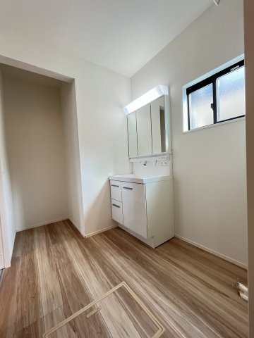 【洗面所】 | 福岡市東区高美台1丁目3期　1号棟（全2棟）【仲介手数料無料・0円】 | 施工例。施工例は完成時と異なる場合があります。