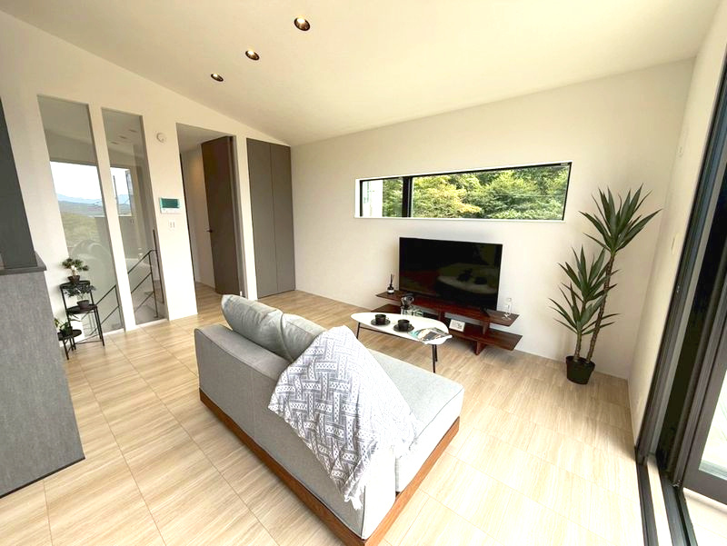 ラフシアNAGANUKIⅡ　新築モデルの居間・リビング|こちらの居間で趣味の時間をお楽しみください