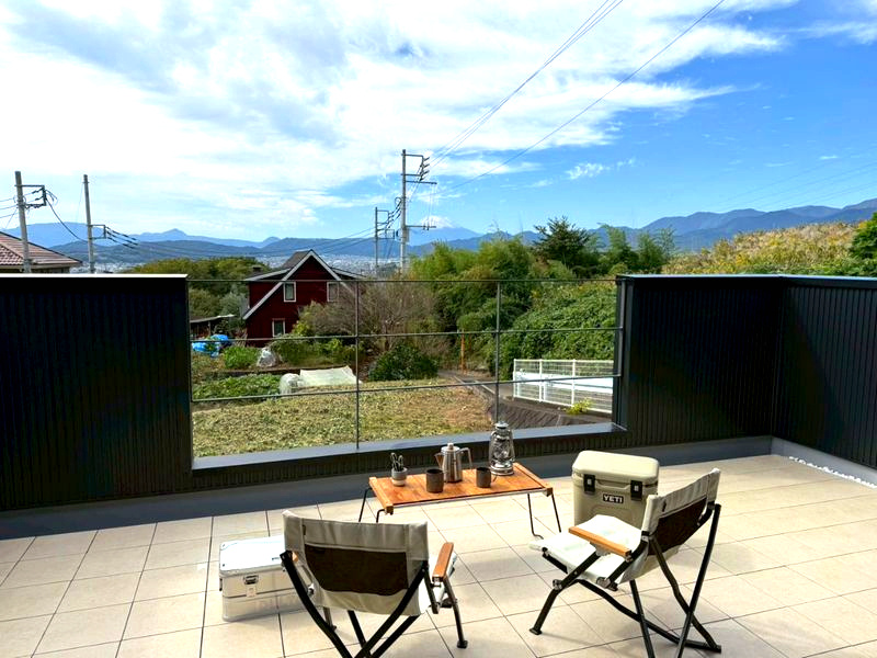 ラフシアNAGANUKIⅡ　新築モデルのバルコニー|富士山・丹沢の山々を眺めながら露天風呂や温水プール・バーベキュー・星空観賞が楽しめます。