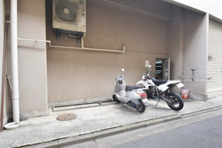 【駐車場】 | バイク置き場。空き区画の有無や駐輪料金、サイズおよび排気量規定などについては、改めてお問い合わせください。～即日のご見学可能～　お問合せはお気軽にどうぞ。
