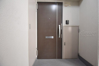 【その他共用部分】 | 皆様をお迎えする、お部屋の玄関ドア。開けやすさや開放角度、ドアノブの操作しやすさや鍵の形状などを、現地で一度ご確認ください。～即日のご見学可能～　お問合せはお気軽にどうぞ。
