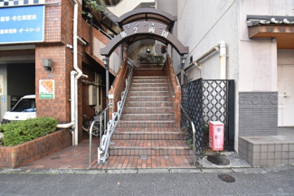 【エントランス】 | お客様を、そして住人を出迎えてくれるマンションのエントランス。ゴミが落ちていないことからも、管理状態の良さや住民の節度の高さが見て取れます。～即日のご見学可能～　お問合せはお気軽にどうぞ。
