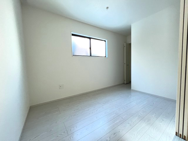 【洋室】 | 福岡市東区奈多2丁目5期　3号棟（全5棟）【仲介手数料無料・0円】 | 現地写真。1階洋室です。