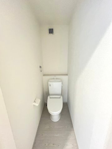 【トイレ】 | 福岡市東区奈多2丁目5期　3号棟（全5棟）【仲介手数料無料・0円】 | 現地写真。2階にもトイレです。