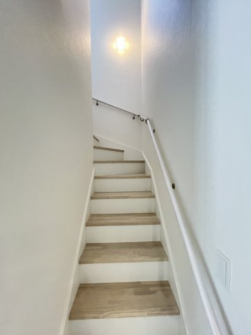 【内装】 | 福岡市東区奈多2丁目5期　3号棟（全5棟）【仲介手数料無料・0円】 | 現地写真。2階へ上がる階段です。手摺もついて安全ですね。