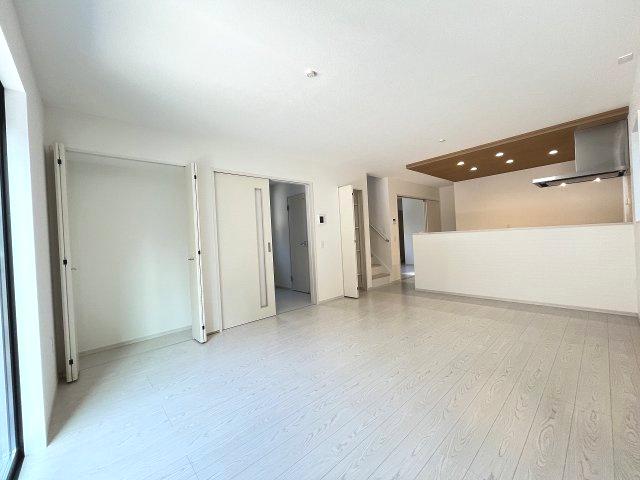 【居間・リビング】 | 福岡市東区奈多2丁目5期　3号棟（全5棟）【仲介手数料無料・0円】 | 現地写真。リビングです。