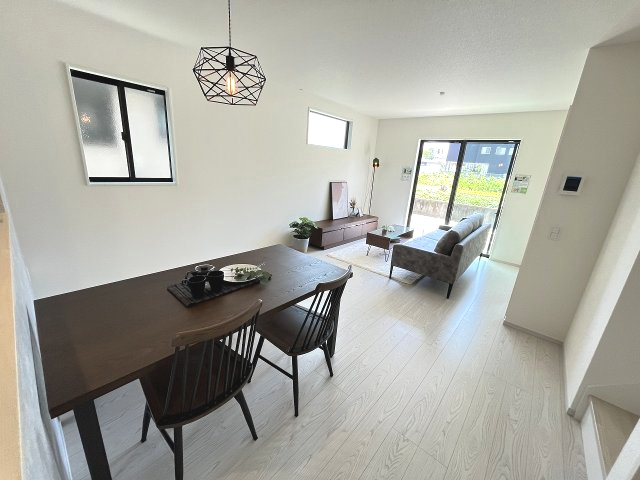 【内装】 | 福岡市東区奈多2丁目5期　3号棟（全5棟）【仲介手数料無料・0円】 | 施工例。リビングです。施工例は完成時と異なる場合があります。