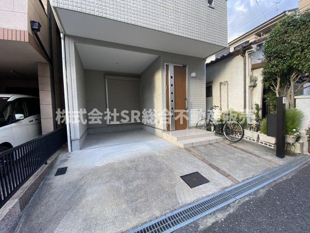 鷹殿町中古戸建の駐車場|お車をお持ちの方には嬉しい駐車場はビルトインガレージです！自転車・バイクももちろん置けます。