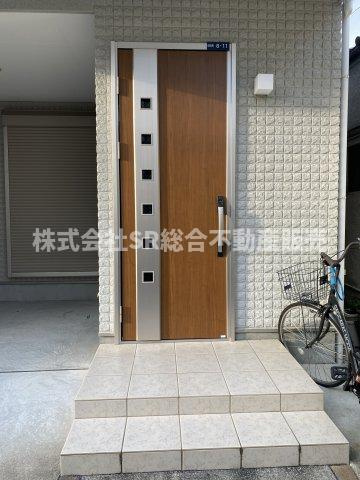 鷹殿町中古戸建の玄関|開閉が楽で、防犯性の高いリモコンキーの玄関ドアです！