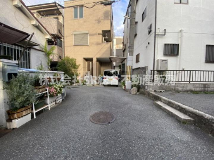鷹殿町中古戸建の前面道路含む現地写真|リフォームや住宅ローン・東大阪市の不動産の事なら弊社にお任せ下さいませ！
各地域の特徴・グルメ・裏道やその他、細かい情報等も熟知した
東大阪市出身のスタッフが新生活を送るお客様をサポート致します！