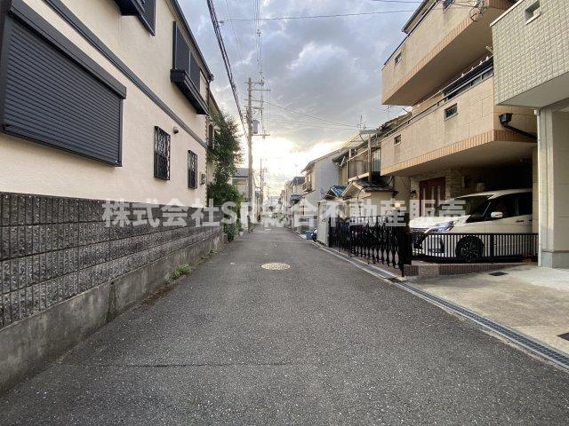 鷹殿町中古戸建の前面道路含む現地写真|弊社は中古戸建のご紹介、その後のリフォームのご提案、
賃貸物件のご紹介、すべてご対応可能です。
お客様にあったプランをご提案致します。
まずはお問合せ下さいませ。