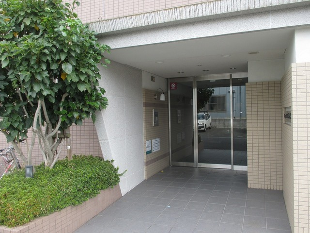 緑の植栽が映えるエントランスです