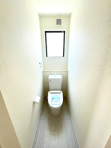 【内装】 | 福岡市東区奈多2丁目5期　4号棟（全5棟）【仲介手数料無料・0円】 | 施工例。2階にもトイレです。施工例は完成時と異なる場合があります。