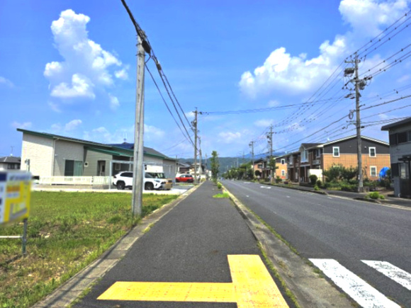 瑞浪市一色町２丁目　分譲地の前面道路含む現地写真