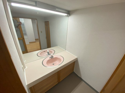 【独立洗面台】 | 仙石高原マンション | 独立洗面台で身支度をすべて済ませてしまいましょう。
大きな鏡で見やすいです。