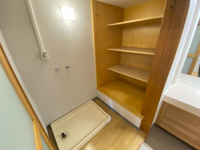 【ランドリースペース】 | 仙石高原マンション | 洗濯機置場、タオルなど置ける棚付き。