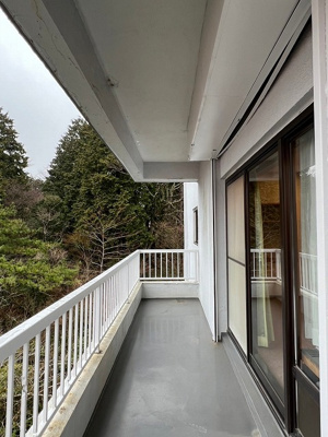 【バルコニー】 | 仙石高原マンション | 外からの目が気にならないバルコニーで洗濯物が干せます。
眺望良好！箱根カントリークラブ、富士山が見え