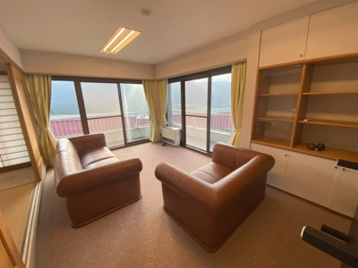 【居間・リビング】 | 仙石高原マンション | 開放的な眺望の見える洋室