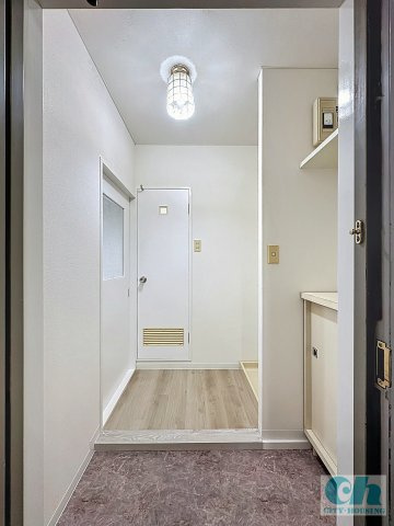 但馬屋ビル 202号室の玄関