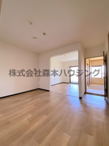 【居間・リビング】 | 　交野ロイヤルコート | きれいな居間です