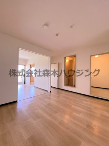 【居間・リビング】 | 　交野ロイヤルコート | ゆったり過ごせる居間です