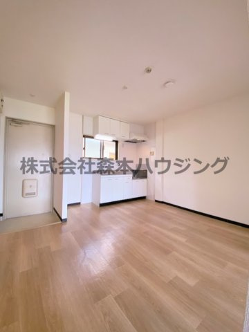 【居間・リビング】 | 　交野ロイヤルコート | こちらの居間で趣味の時間をお楽しみください