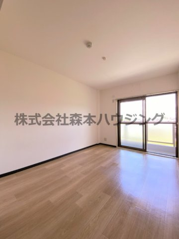 【洋室】 | 　交野ロイヤルコート | 明るい洋室です
