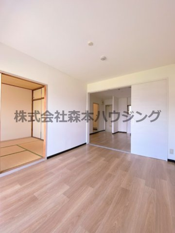 【洋室】 | 　交野ロイヤルコート | リビングスペース代わりに使えそうな洋室です