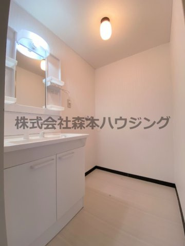 【洗面所】 | 　交野ロイヤルコート | 広い洗面スペース