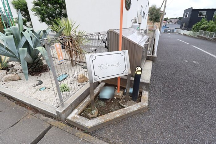 ボナール Ｂのエントランス|館銘板