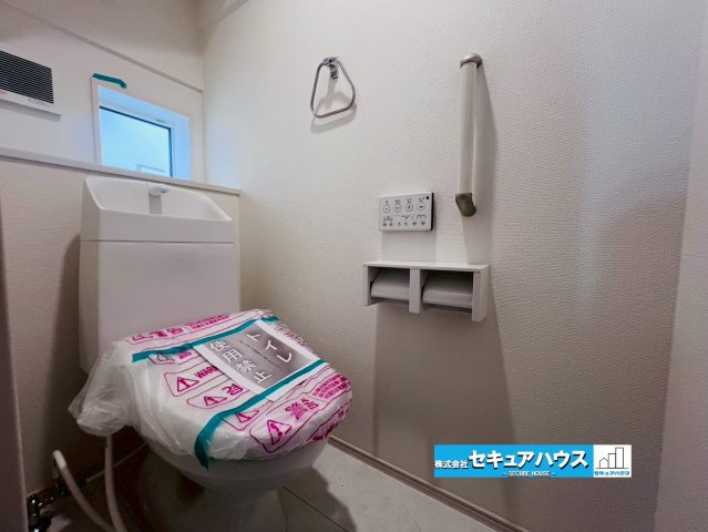 【今からご案内可能】愛知郡東郷町白鳥1丁目　全2棟の内観：施工例|【高機能トイレイメージ】
◆高機能トイレの多くは便器のフタの開閉が自動であり、使用後に手動で水を流す面倒もなく非常に便利です。スタイリッシュな見た目で、お掃除しやすく、節水効果が高いです。
