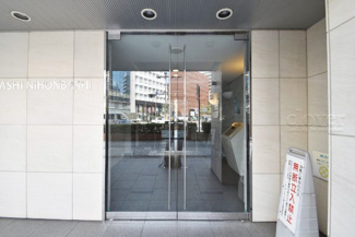 【エントランス】 | お客様を、そして住人を出迎えてくれるマンションのエントランス。ゴミが落ちていないことからも、管理状態の良さや住民の節度の高さが見て取れます。～即日のご見学可能～　お問合せはお気軽にどうぞ。