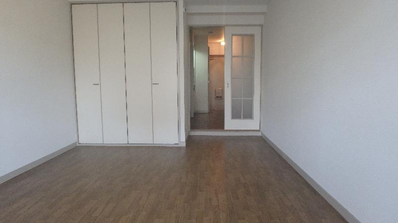 プラタナス・アベニューの洋室