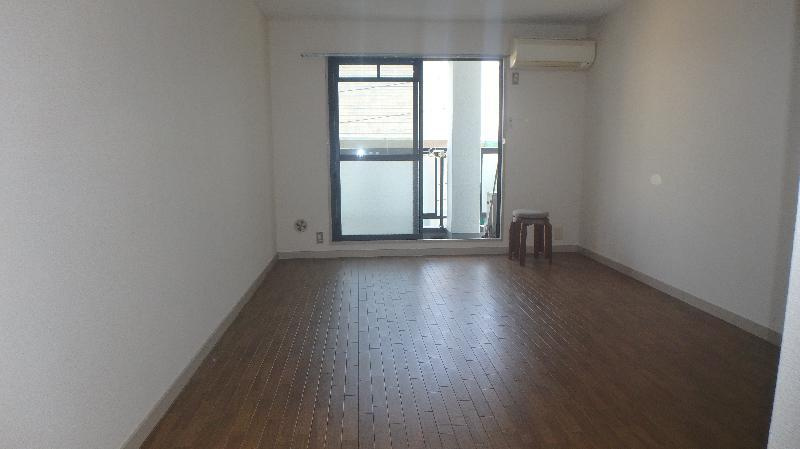 プラタナス・アベニューの洋室