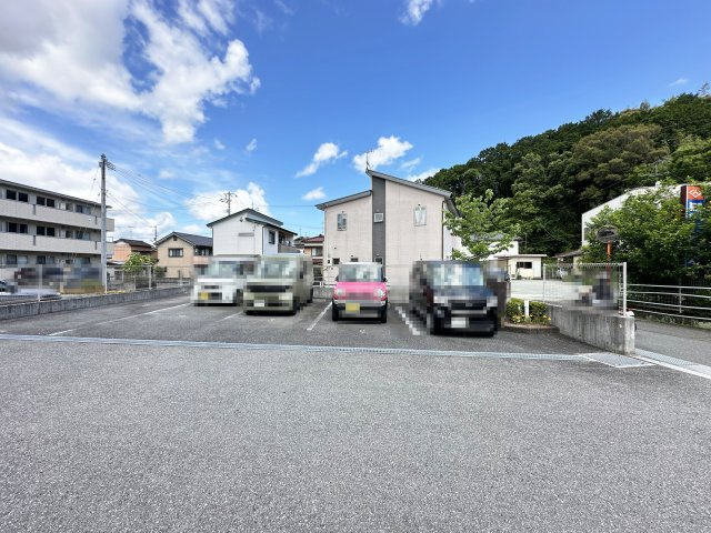 サンハイム青葉 C棟の駐車場