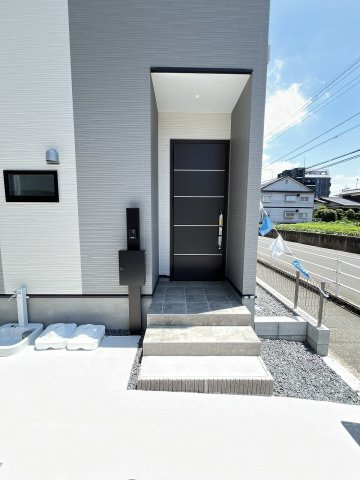【玄関】 | 福岡市東区奈多1丁目2期　5号棟（全6棟）【仲介手数料無料・0円】 | 施工例。施工例は完成時と異なる場合があります。