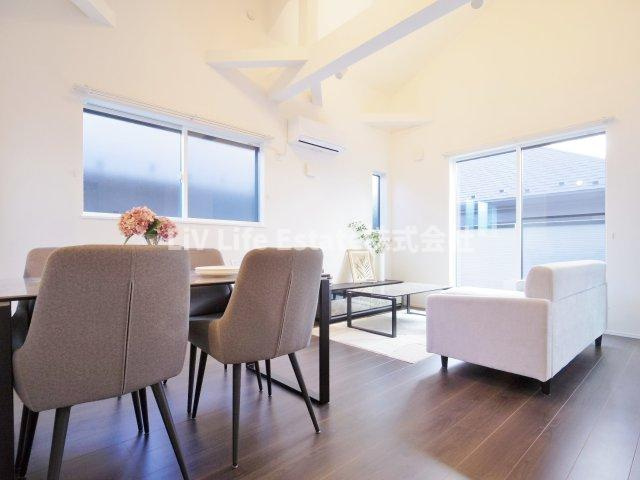 マイホームネクスト滝山5丁目の居間・リビング