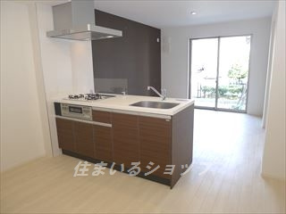 広島市安佐北区深川２丁目のアパートの居間・リビング|人気の対面キッチン・エアコン付き