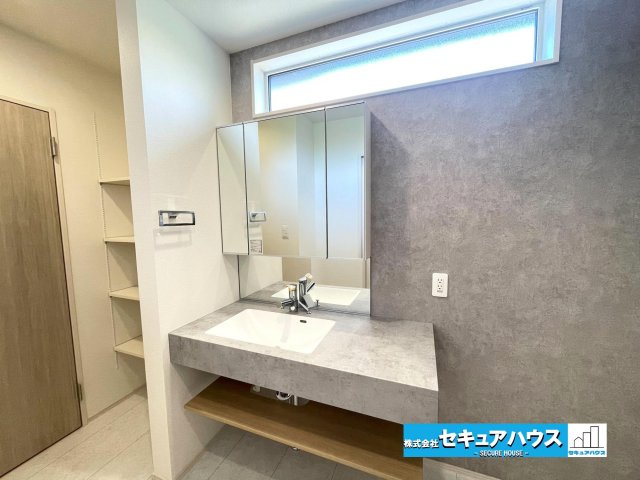 【今からご案内可能】愛知郡東郷町白鳥3丁目　全2棟の独立洗面台|【洗面台】
◆鏡の裏にはたっぷりと収納スペースを標準装備！
◆電源を付属しているのでドライヤーなど利用できます。