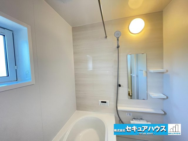 【今からご案内可能】愛知郡東郷町白鳥3丁目　全2棟の浴室|【浴室】
◆アクセントパネルで落ち着きのある雰囲気を演出します。毎日の疲れを癒やすバスタイムをお楽しみ下さい！
◆窓付きで、カビの繁殖を抑える効果があります。