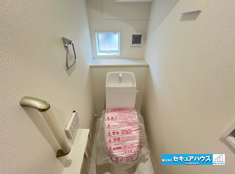 【今からご案内可能】愛知郡東郷町白鳥3丁目　全2棟のトイレ|【高機能トイレ】
◆高機能トイレの多くは便器のフタの開閉が自動であり、使用後に手動で水を流す面倒もなく非常に便利です。スタイリッシュな見た目で、お掃除しやすく、節水効果が高いです。
