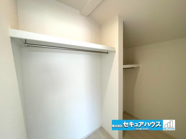 【今からご案内可能】愛知郡東郷町白鳥3丁目　全2棟の収納|【WIC】
◆広々としたWICにはお洋服はもちろん上棚部分にも沢山収納できます。