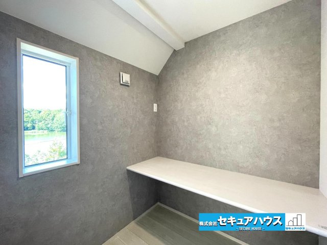 【今からご案内可能】愛知郡東郷町白鳥3丁目　全2棟のその他|【フリースペース】
◆机付きのためお仕事やお子様の宿題スペースとして利用できます。