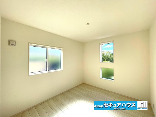 【今からご案内可能】愛知郡東郷町白鳥3丁目　全2棟の洋室|【洋室】
白基調のお部屋のためレイアウトしやすいのも魅力の1つです。