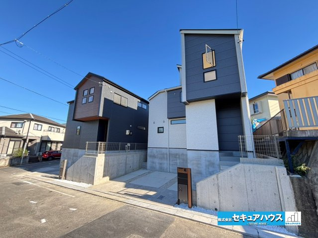 【今からご案内可能】愛知郡東郷町白鳥3丁目　全2棟の前面道路含む現地写真|【駐車場】
◆並列2台駐車可能です。