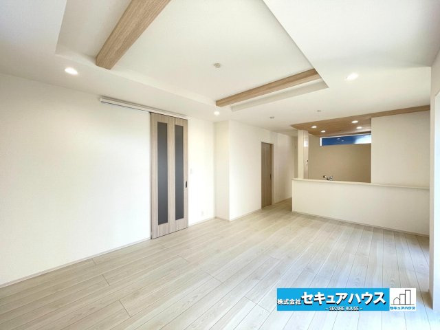 【今からご案内可能】愛知郡東郷町白鳥3丁目　全2棟の居間・リビング|【LDK】
◆通学から帰宅し、リビングルームで会話を楽しむ子ども達。リビングから臨む景色は太陽色に染まり、解放感溢れゆったりとしたひと時を過ごすことが出来る素敵な空間です。