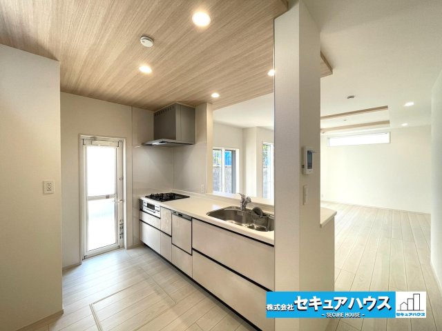 【今からご案内可能】愛知郡東郷町白鳥3丁目　全2棟のキッチン|【キッチン】
◆同時にたくさんの料理が調理できる。「焼く・蒸す・煮る」の工程を同時進行で進めることができるので、料理を素早く作ることができます。育児でバタバタ忙しいママに嬉しい♪